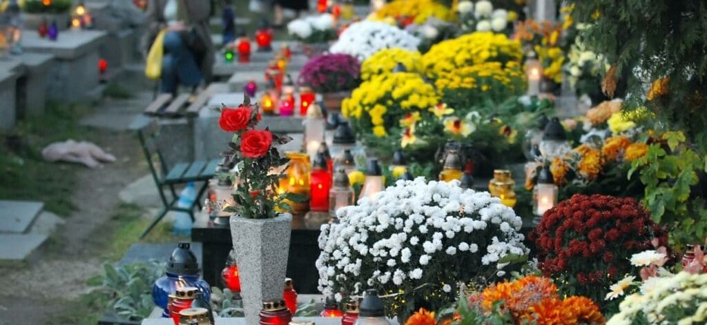 Cemitério florido no Dia de Finados